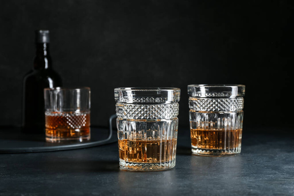 Szklanki zimnej whisky na ciemnym tle - Zdjęcie, obraz
