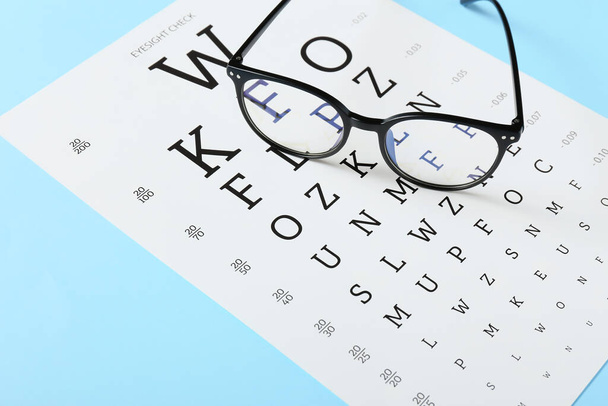 Renk arkaplanı üzerinde göz testi çizelgesi olan şık gözlükler - Fotoğraf, Görsel