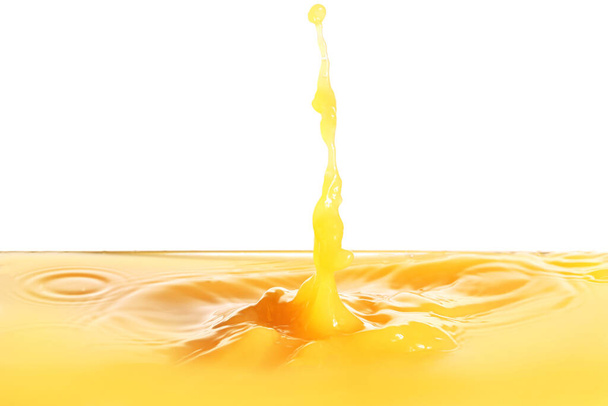 Spritzer frischer Orangensaft auf weißem Hintergrund - Foto, Bild