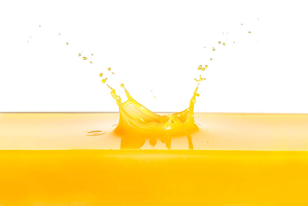 Plusk świeżego soku pomarańczowego na białym tle - Zdjęcie, obraz