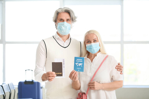 Turistas con Certificados Internacionales de Vacunación y Pasaportes Inmunes en el aeropuerto - Foto, imagen