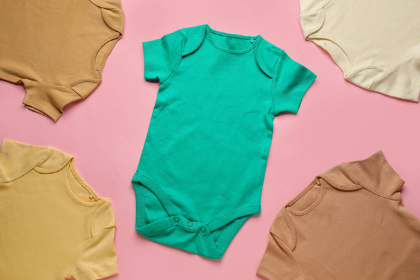 赤ちゃん服上の色背景 - 写真・画像