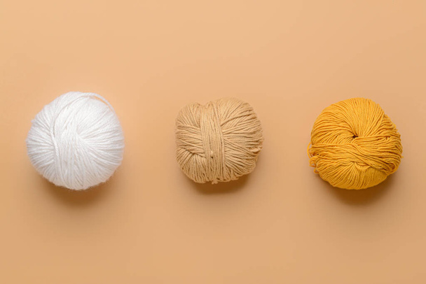 Balls of knitting yarn on color background - Foto, Imagen