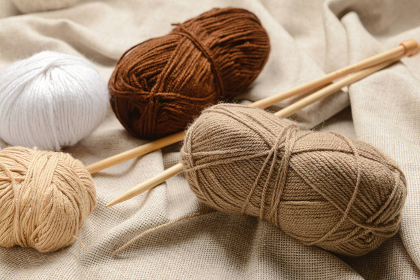 Fils et aiguilles à tricoter sur fond de tissu, gros plan - Photo, image