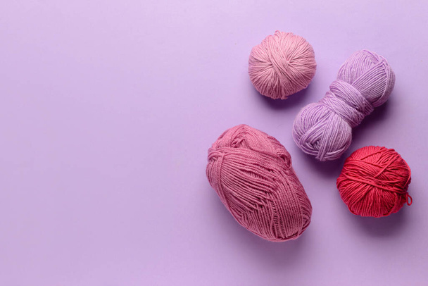 Knitting yarn on color background - Foto, Imagem