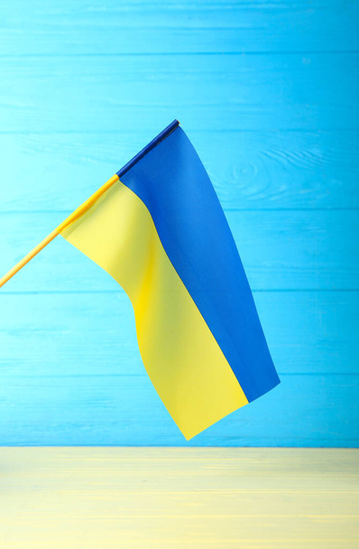 Bandera de Ucrania sobre fondo de madera color - Foto, Imagen