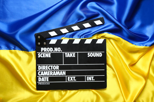 Movie clapper sulla bandiera di Ukraine - Foto, immagini