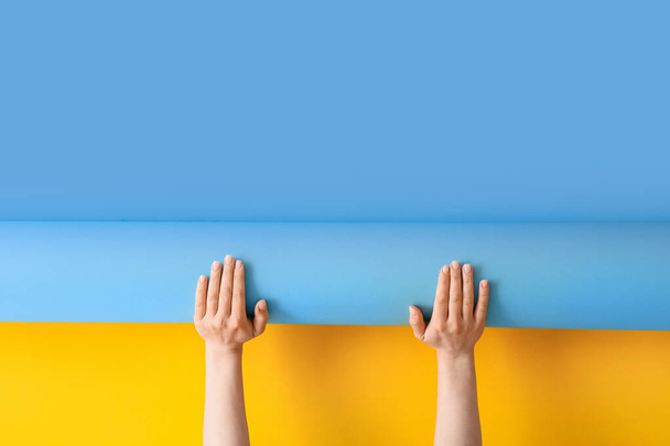 Женские руки с голубыми и желтыми обоями - Фото, изображение