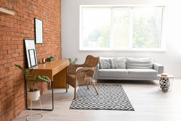 Интерьер современного номера с удобным рабочим местом и диваном - Фото, изображение