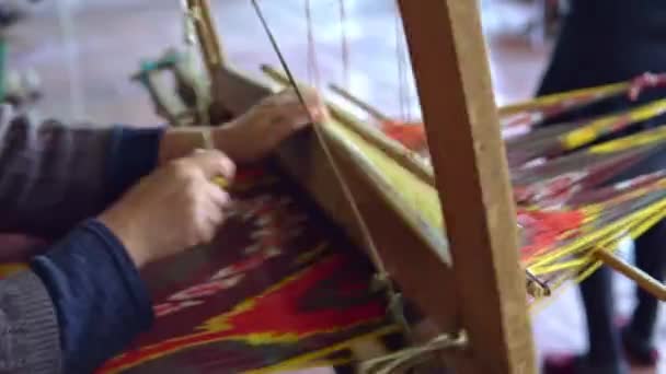 Mujer tejiendo una tela con telar de pedal tradicional - Imágenes, Vídeo