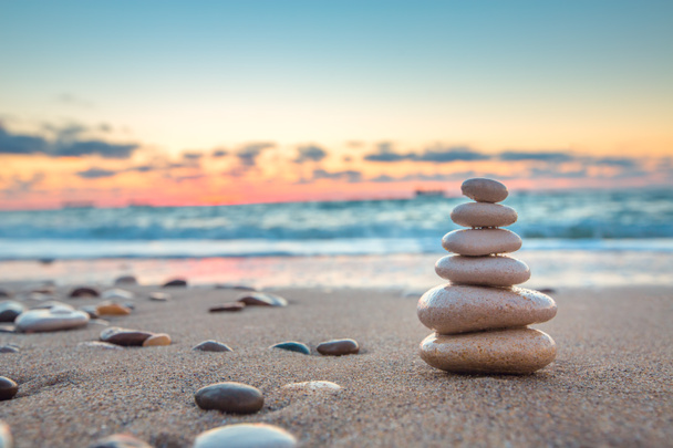 Bilanciamento delle pietre sulla spiaggia, colpo all'alba. Meditazione zen e relax - Foto, immagini