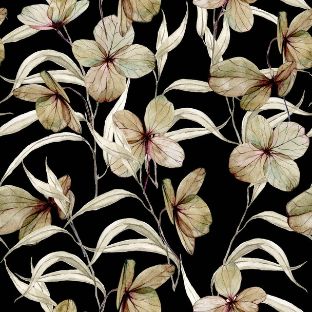 αδιάλειπτη υδατογραφία μοτίβο με ξηρά φύλλα και ορτανσία λουλούδια σε μαύρο φόντο. Φθινοπωρινή εκτύπωση σε φυσικά χρώματα με σκούρο φόντο. σχέδιο για ύφασμα, ταπετσαρία, ύφασμα - Φωτογραφία, εικόνα