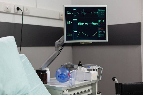 Hastane odasındaki modern teknoloji hasta sınırlamasını gösteriyor - Fotoğraf, Görsel