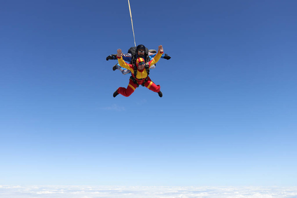 Le parachutisme. Un saut en tandem. Une femme espagnole et son instructeur. - Photo, image