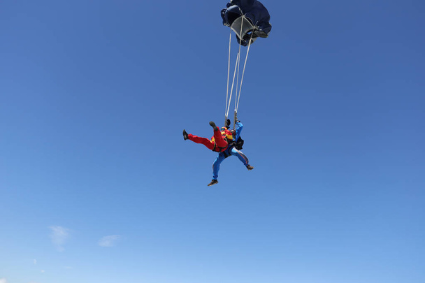 Le parachutisme. Un saut en tandem. Une femme espagnole et son instructeur. - Photo, image