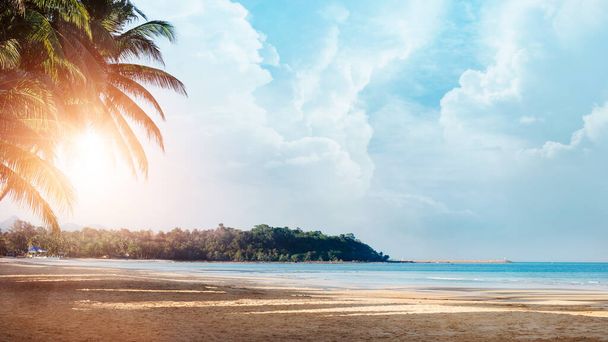 Tropischer Strand mit Palmen und goldenem Sand, türkisfarbenes Meer vor blauem Himmel, erholsamer Sommerurlaub. - Foto, Bild