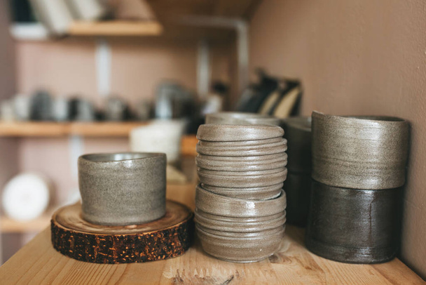 Prodotti per laboratori di ceramica in tavola da vicino. - Foto, immagini