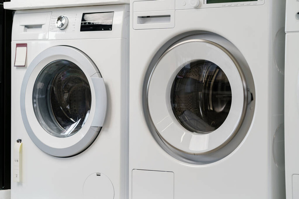 New washing machine in a home appliances store - Fotoğraf, Görsel
