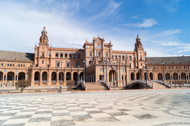 Edestä näkymä Plaza de Espanan päärakennukseen Sevillassa (Andalusia, Espanja). Arkkitehtoninen monimutkainen ja symbolinen paikka kaupungin. Monumentaalinen ja historiallinen rakennus Andalusiassa. - Valokuva, kuva