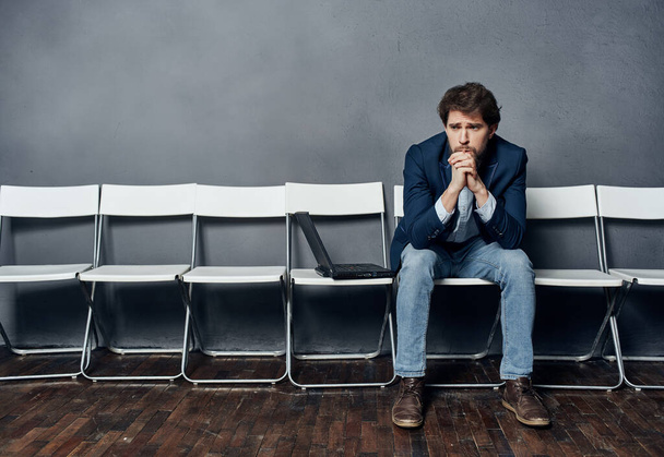 Geschäftsmann sitzt auf Stuhl wartet Job Interview Emotion Job - Foto, Bild