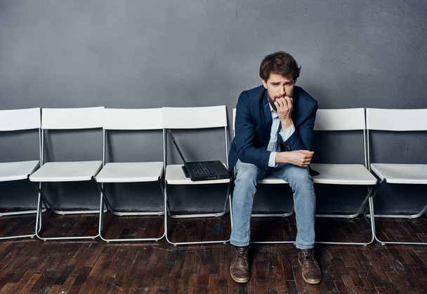 Üzletember ül a széken várva állásinterjú szakmai - Fotó, kép