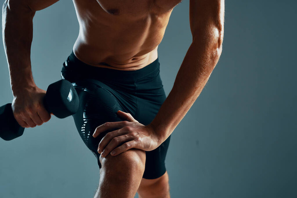 sportos férfi szivattyús testmozgás fitness elszigetelt háttér - Fotó, kép