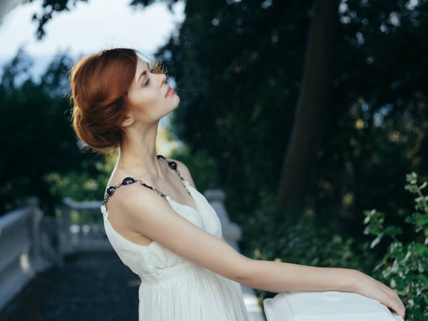 Beyaz elbiseli güzel kadın poz veriyor. Yüksek kalite fotoğraf - Fotoğraf, Görsel
