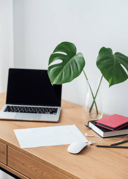 Posto di lavoro ufficio con laptop su tavolo in legno - Foto, immagini