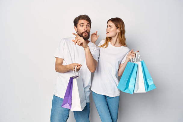 чоловік і жінка з пакетами розважального романтичного способу життя покупки
 - Фото, зображення