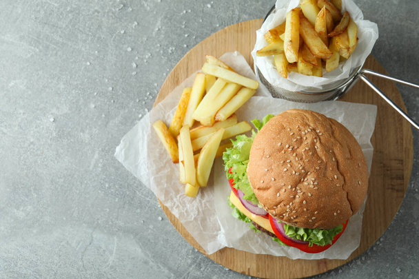Lezzetli hamburgerle lezzetli yemek kavramı - Fotoğraf, Görsel
