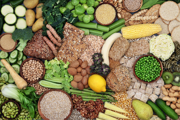 Υγειονομική τροφή με φυτικές ίνες για την υγεία του εντέρου με φρούτα, λαχανικά, δημητριακά και προϊόντα δημητριακών. Τρόφιμα επίσης πλούσια σε αντιοξειδωτικά, ωμέγα 3, βιταμίνες, μέταλλα, πρωτεΐνες, ωμέγα 3 & έξυπνους υδατάνθρακες. Επίπεδη. - Φωτογραφία, εικόνα