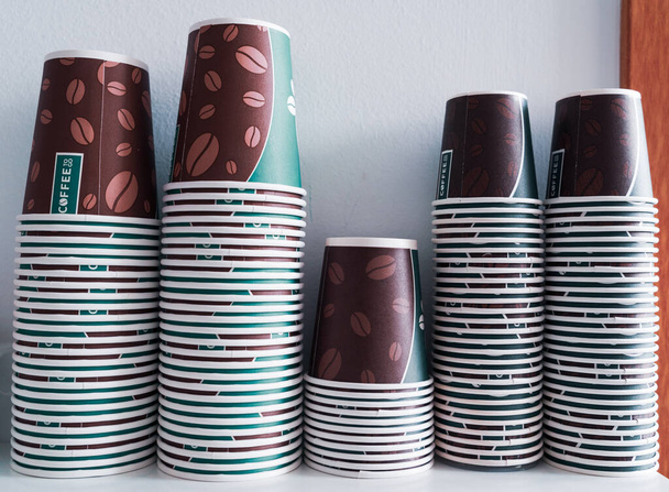 tas de tasses jetables pour le café ou le thé dans un bureau - Photo, image