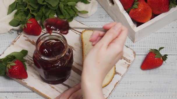 Glas Erdbeermarmelade und Brotscheiben - Filmmaterial, Video