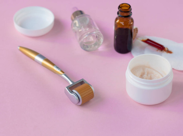 Mezoroller, dermaroller, strumento per la pelle mesoterapia. sfondo rosa - Foto, immagini