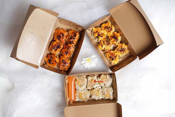 Siomay dimsum with various toppings in a packaging box.Siomay is thought to have come from Inner Mongolia.In Mandarin, siomay(shaoma).Indonesian dumplings generally use mackerel as the main ingredient - Photo, Image