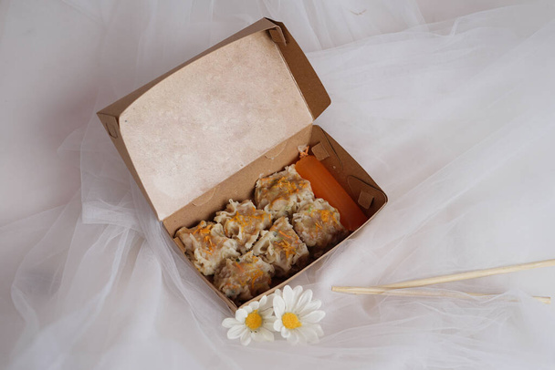 Boulettes dimsum originales dans une boîte d'emballage. On pense que Siomay est originaire de Mongolie intérieure. En chinois siomay (shaoma). Boulettes indonésiennes utilisent généralement le maquereau comme ingrédient principal. - Photo, image