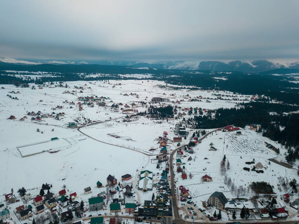 Luftaufnahme des Kiefernwaldes und der Kleinstadt Zabljak - Foto, Bild