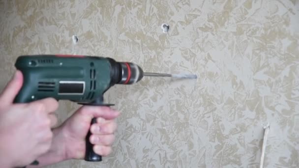 Agujero de perforación en la pared pintado como mármol - Imágenes, Vídeo