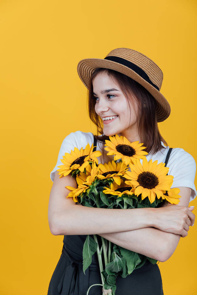 schöne modische Frau mit gelben Sonnenblumenblüten - Foto, Bild