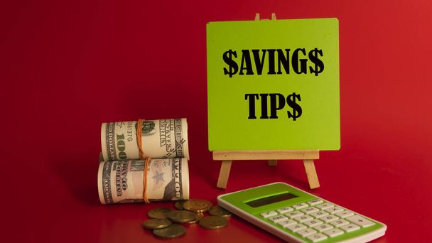Geld besparen tips concept. Selectieve focus op het groene bord met een tekst besparende tips. Hoe om geld te besparen van vakantie, het betalen van lening of investeringsconcept - Foto, afbeelding