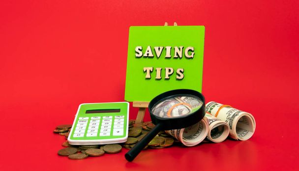 Koncept tipů na úsporu peněz. Selektivní zaměření na zelenou tabuli s tipy pro ukládání textu. Jak ušetřit peníze z dovolené, placení úvěru nebo investiční koncept - Fotografie, Obrázek