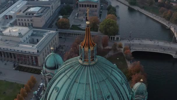 Τροχιά γυρισμένη γύρω από τον θόλο με σταυρό στην κορυφή. Αεροφωτογραφία της γέφυρας πάνω από τον ποταμό Spree και τα κτίρια στο νησί Μουσείο πίσω από την οροφή του καθεδρικού ναού του Βερολίνου. Βερολίνο, Γερμανία. - Πλάνα, βίντεο