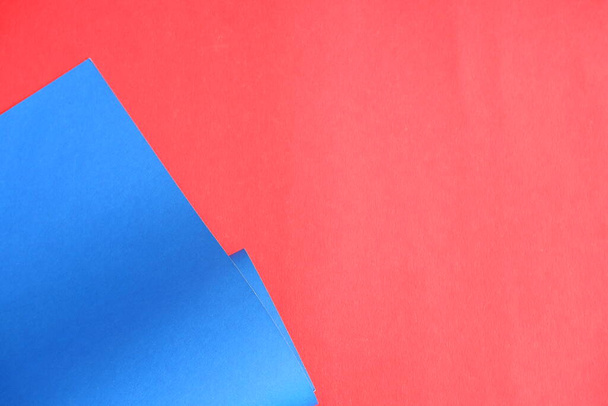 Blue cardboard on a red background. - Foto, afbeelding