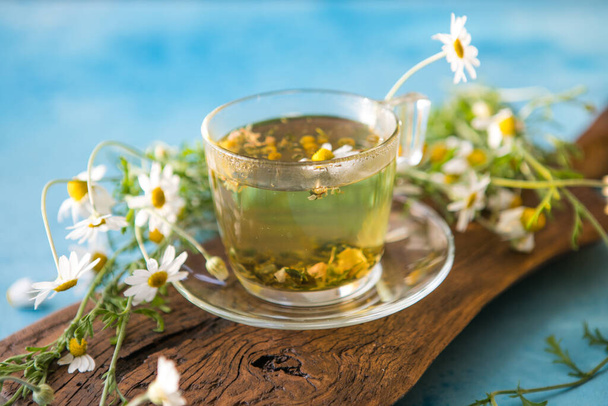 Chá de camomila herbal e flores de camomila perto de bule e chá de vidro. Fundo rural ou rural. - Foto, Imagem