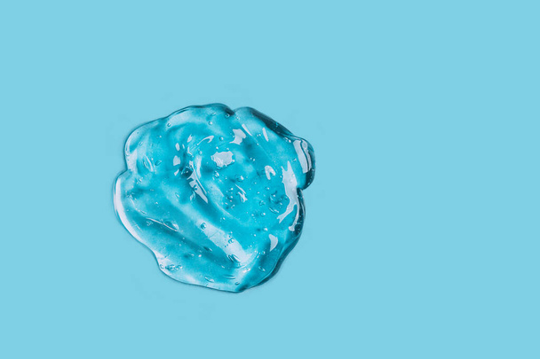 Αισθητικές φυσαλίδες λιπαντικού ορού gel του υαλουρονικού οξέος μπλε φόντο οξυγόνου. Λάσπη υφής καλλυντικού προϊόντος  - Φωτογραφία, εικόνα