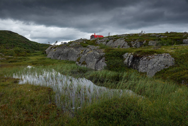 Einsames rotes Haus (dubledom) zwischen Tundra und Steinen. Nördliche Natur der Halbinsel Kola - Foto, Bild