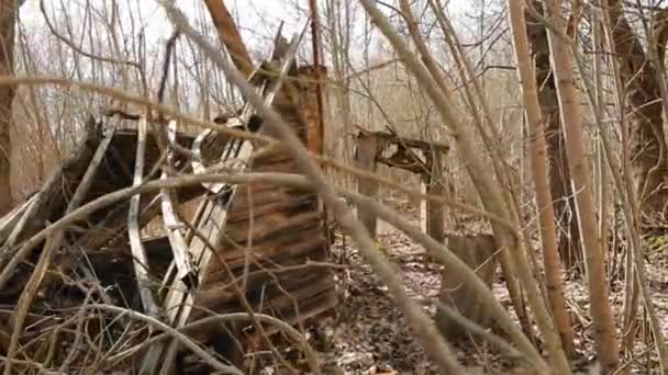 Fehéroroszország. Csernobili áttelepítési zónában elhagyott házak. Chornobyl katasztrófák. Dilapidált Ház Fehérorosz faluban. Egész falvakat kell elpusztítani. - Felvétel, videó