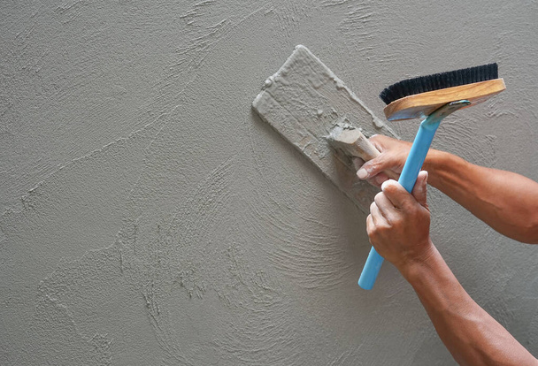 hand van de werknemer gips cement muur op de bouwplaats met kopieerruimte, selectieve focus                                                                            - Foto, afbeelding
