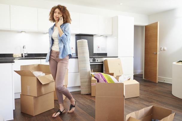 Woman Moving Into New Home - Zdjęcie, obraz