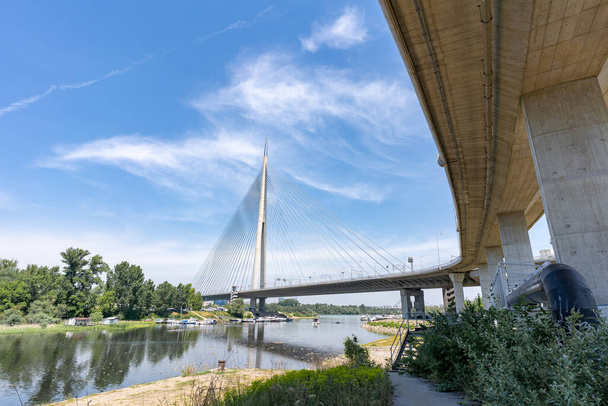 En son "Most na Adi" - Sırbistan 'ın Belgrad kentindeki Ada / nehir adası üzerindeki köprü; Avrupa' yı Sava Nehri üzerinden Balkanlar 'a bağlıyor - Fotoğraf, Görsel